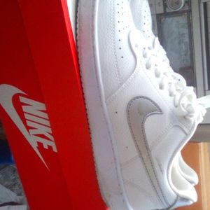 White Nike shoes size 9